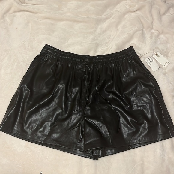 Good American Better Than Leather Shorts - Picture 7 of 13